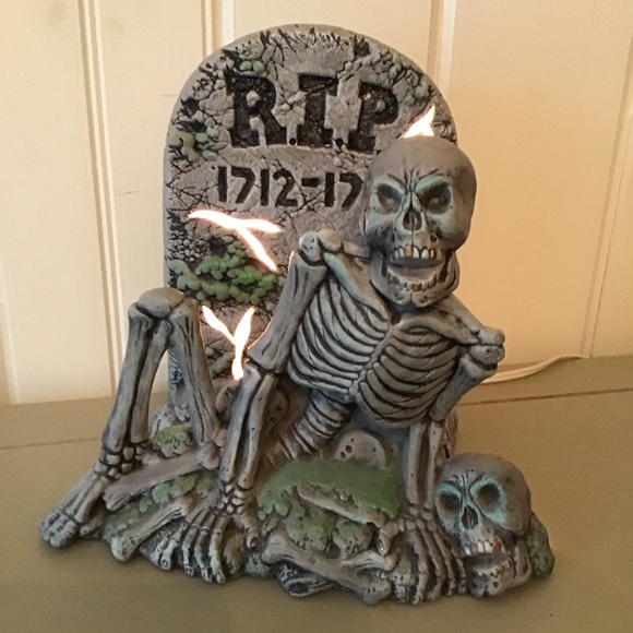 HALLOWEEN LIGHTED CERAMIC SKELETON - Picture 6 of 12